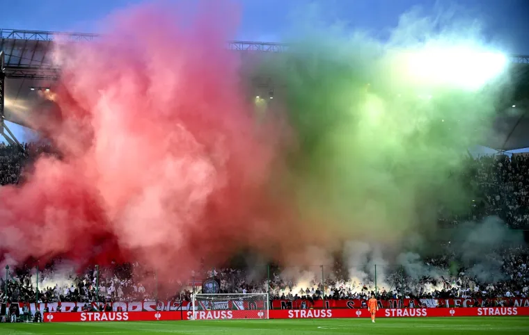 Sa "Žilet" tribine pu&scaron;ten je dim u Legijinim bojama.