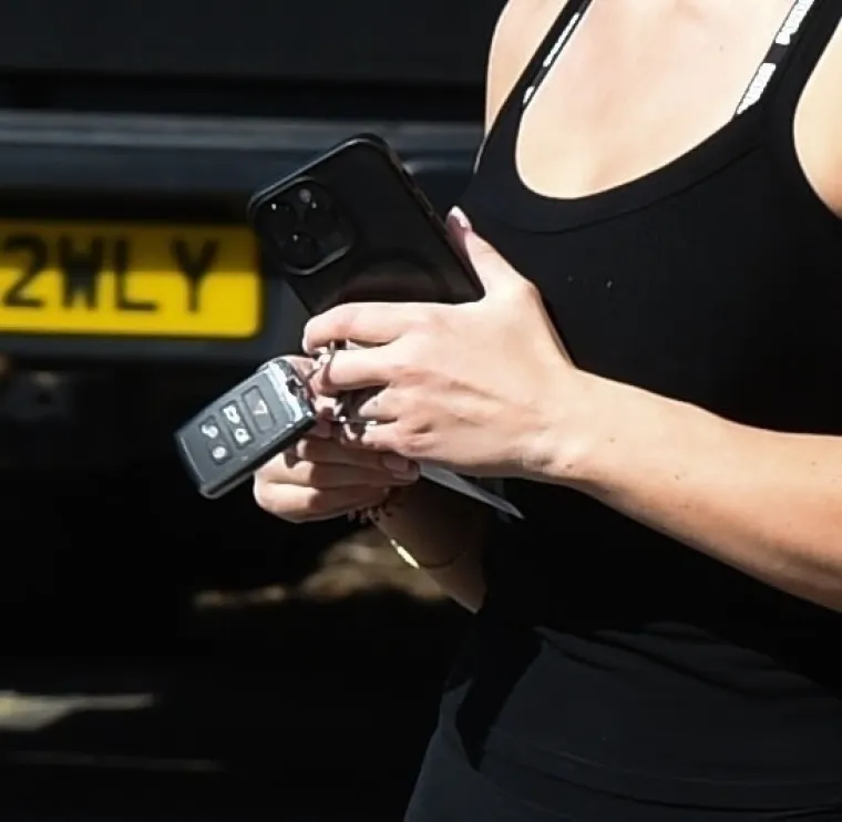 PAPARAZZI SNIMAJU: Tabloidne fotoreportere zanima svaki detalj na Annie Kilner. Ovdje možemo vidjeti da joj snimaju ruke zbog prstena. 