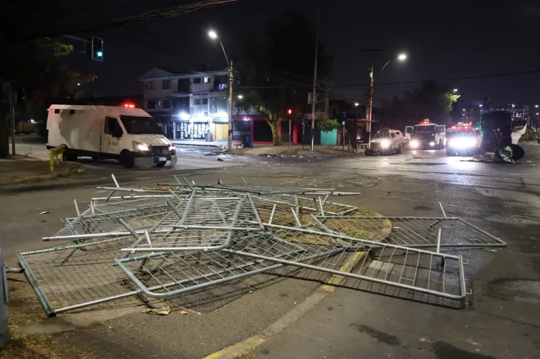 Neredi su se nastavili i izvan stadiona.