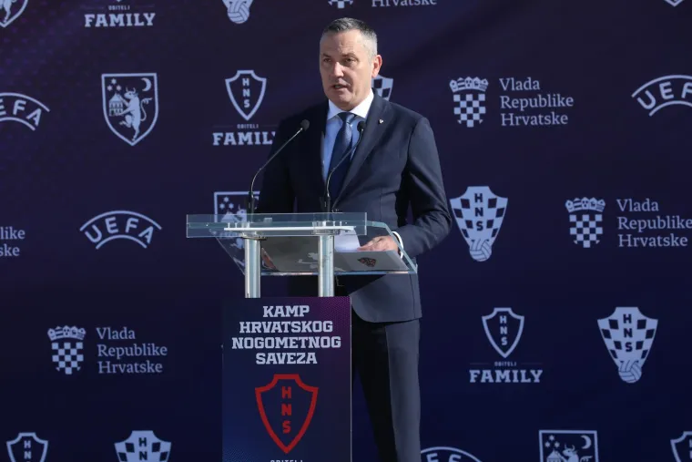 &quot;Od početka sam govorio da ne želim raditi neki kamen temeljac i slično, da se ne dogodi kao u prošlosti, nego da radovi počnu. Ovo je poseban dan za mene kao predsjednika, ali i nogometnu obitelj. Vjerujem da ćemo se za dvije godine naći ovdje na otvaranju kampa&quot;, izjavio je Kustić i dodao: &quot;Vlada RH financijski nam je pomogla i dala zemljište, to nam puno znači, a i Uefin predsjednik Čeferin je pomogao. Emocije su me dosta jako pogodile kad sam došao jutros. Lijepo je, prekrasno, to zaslužujemo i vjerujemo da će ovdje nicati novi Modrić, Perišić, Rakitić... Veliki rezultati zaslužuju ovako nešto. Danas-sutra kad odem s mjesta predsjednika, mora nešto ostati iza mene, da se vidi da ste nešto napravili. Ubrzo ćemo pokrenuti i proces povratka Kuće nogometa u Rusanovoj, gdje je i bio HNS. Trošak kampa? Nagađa se još, ne znamo točno, bit će više od 30 milijuna eura, od naših sredstava, Vlade RH, pomoći će i Uefa... Imat će tri terena, glavnu zgradu za savez, akademiju, sudačku komisiju, dvoranu, skladište... I stadiončić. Moći će ga koristiti i neki klubovi, zašto ne?! Dio su nogometne obitelji.&quot;