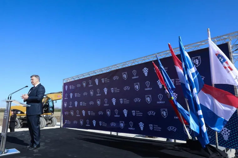 Uz sportsku infrastrukturu, u kampu će biti i uredska zgrada u kojoj će biti novo administrativno sjedište Hrvatskog nogometnog saveza, objavljeno je u priopćenju na službenoj stranici Saveza (hns.family) 


