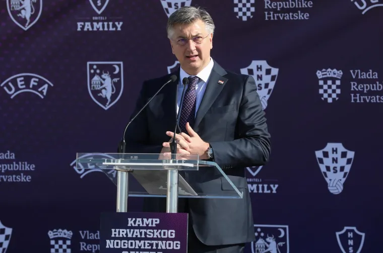 "Mi smo od prvog dana sportska Vlada. Ne samo da volimo sport. Godine 2016. Vlada je izdvajala 28 milijuna eura, &scaron;to je bilo malo, a godinu po godinu do&scaron;li smo do 160 milijuna eura. Važno je dati potporu gradnji infrastrukture, savezima i klubovima. Nastavit ćemo s podr&scaron;kom sportu, izgradnja ovog kampa ići će paralelno s izgradnjom stadiona u Maksimiru, s obnovom Poljuda i ulaganjima s nizom objekata diljem Hrvatske. Tu smo pravedni prema svima. Veselim se kroz dvije godine, oko Uskrsa, dođemo ovdje, da će kamp zaživjeti, da ćemo se diviti uspjesima hrvatskih nogometa&scaron;a. Veselim se novom projektu HNS-a", dodao je premijer.