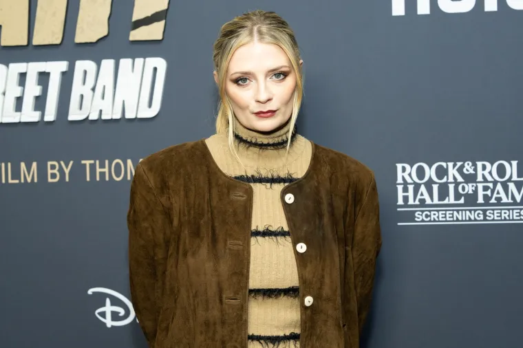 Globalnu prepoznatljivost stekla je ulogom Marisse Cooper u televizijskoj seriji &quot;The O.C.&quot;, koja je premijerno prikazana 2003. godine. Njezina interpretacija donijela joj je dvije nagrade Teen Choice Awards. Barton je napustila seriju na kraju treće sezone 2006. godine.