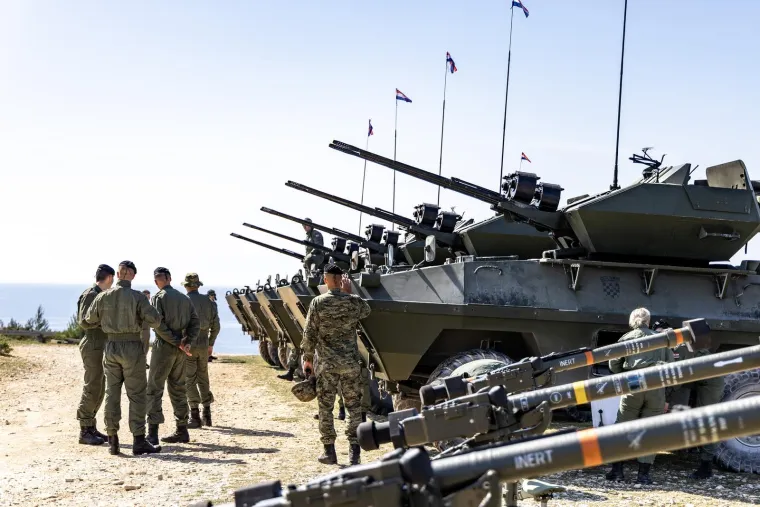 U vježbi se koristilo naoružanje : OS RH Mistral 3 , OS Slovenije PZT 25mm Mangart 25 i OS SAD SMASH Smart Shooter s M4A1 Carbine.