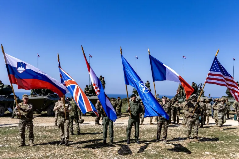 U vježbama sudjeluju protuzračne postrojbe iz Hrvatske , Slovenije , SAD-a te promatrači iz Francuske, velike Britanije i Sjeverne Irske.
