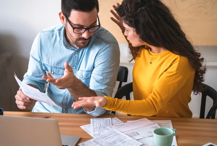 5. Loše upravljanje financijama - Nemarno postupanje s novcem može vas doslovno koštati godina života. Pažljivo trošenje zapravo je dobro za vaše zdravlje, dok suprotno može biti loše za vaše srce. Pokazalo se da posjedovanje fonda za hitne slučajeve, umjesto življenja od plaće do plaće, smanjuje rizik od razvoja kardiovaskularnih bolesti.