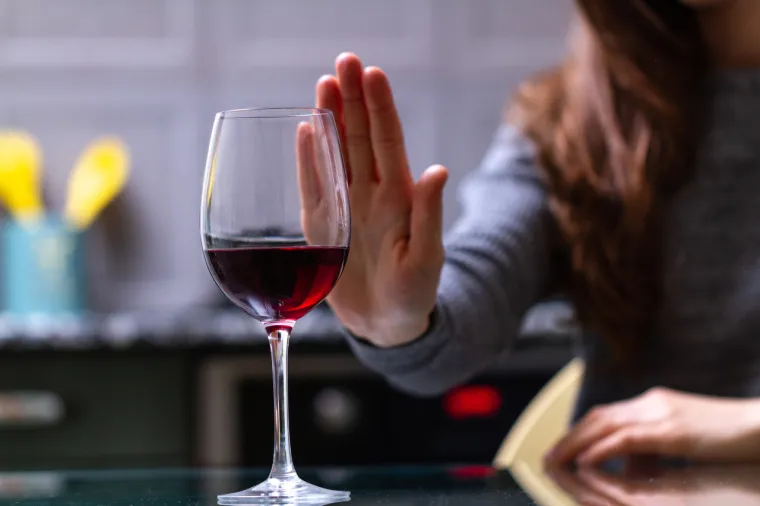 6. Izbjegavanje alkohola - Da, dobro ste pročitali! Nepijenje zapravo može povećati rizik od smrti. No, naravno, tu se ne misli na sve vrste alkoholnih pića, niti o prekomjernom konzumiranju, koje bi imalo suprotan učinak i povećalo rizik od rane smrti, već se misli na - vino.