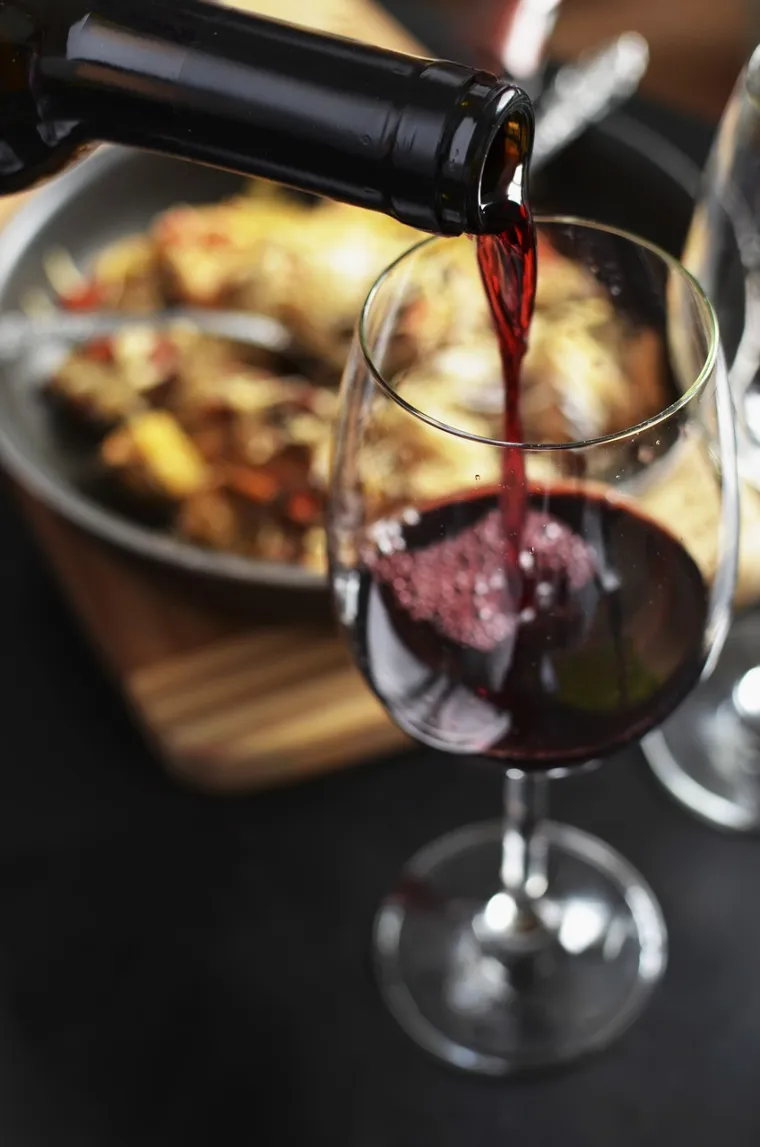 Vino je puno antioksidansa, pa povremena čaša vina može učiniti čuda za upale. Crno vino također može smanjiti rizik od razvoja Alzheimerove, Parkinsonove bolesti, bolesti srca i visokog krvnog tlaka.