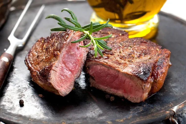 7. Previše crvenog mesa - Nema ništa loše u tome da s vremena na vrijeme uživate u finom odresku ili sočnom hamburgeru. No, ako to činite svaki dan, imamo loše vijesti za vas! Procjenjuje se da svakodnevno konzumiranje crvenog mesa povećava rizik od smrti za oko 13 posto.