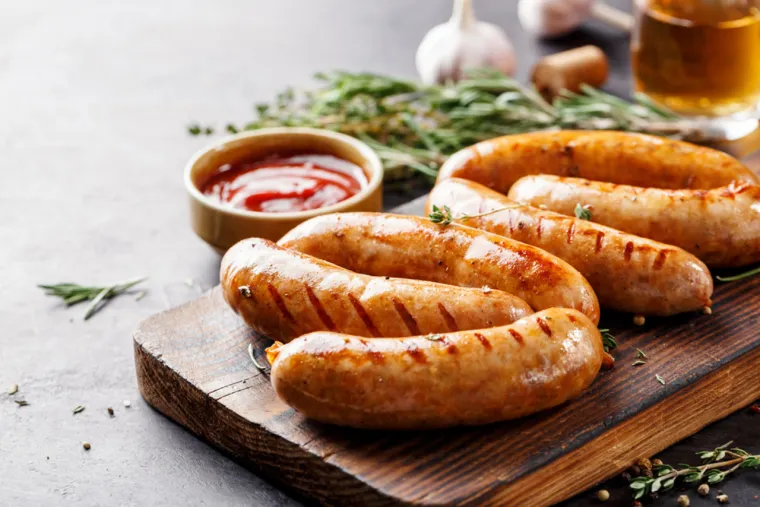 8. Previše prerađenog mesa - Isto vrijedi i za mesne prerađevine, tako da vam zamjena odreska za mesne delikatese neće pomoći. Meso peradi je dobra alternativa jer može smanjiti rizik od smrtnosti za 14 posto. Isto vrijedi i za ribu, koja to može učiniti za oko sedam posto.