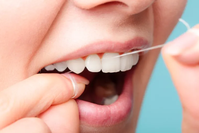 9. Loša oralna higijena - Ona je povezana s lošim zdravljem srca. Pranje zubi i čišćenje zubnim koncem način je da se riješite bakterija koje potencijalno mogu dospjeti u druge dijelove vašeg tijela. Jedna je studija zapravo otkrila da čišćenje zubnim koncem može produžiti životni vijek za čak 6,4 godine.