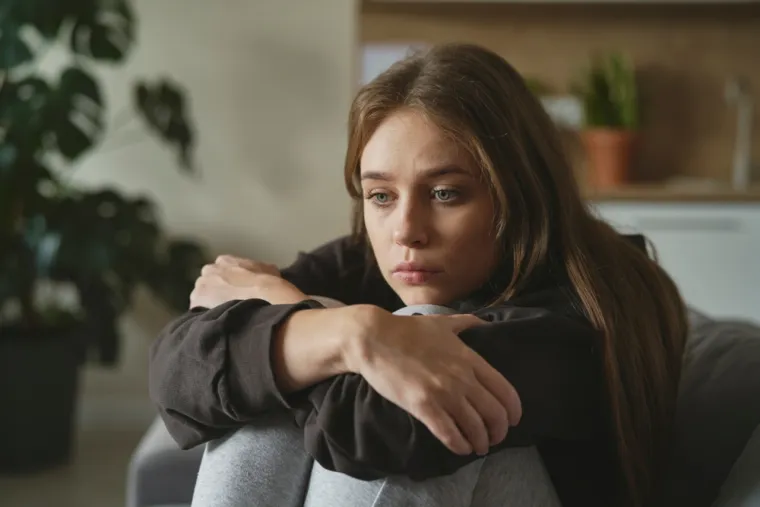 14. Biti kronično nesretan - Biti nesretan je normalno i svi se ponekad tako osjećamo. No, ako ste stalno nesretni, to može oduzeti godine života. Snažne negativne emocije su neizbježne, ali one dovode do fizičkih reakcija na stres, što podrazumijeva viši krvni tlak, veći broj otkucaja srca i otpuštanje kortizola (hormona stresa).
