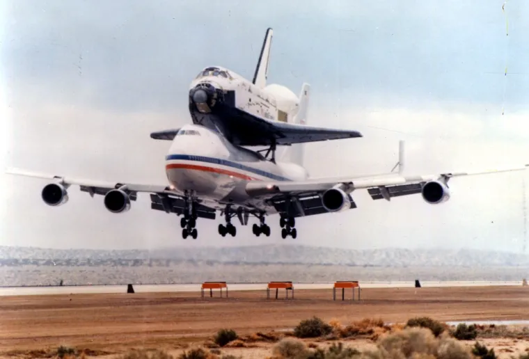 Tijekom tog postupka, posada je primijetila da nedostaje nekoliko toplinskih za&scaron;titnih pločica na gondolama Orbitalnog manevarskog sustava (OMS).