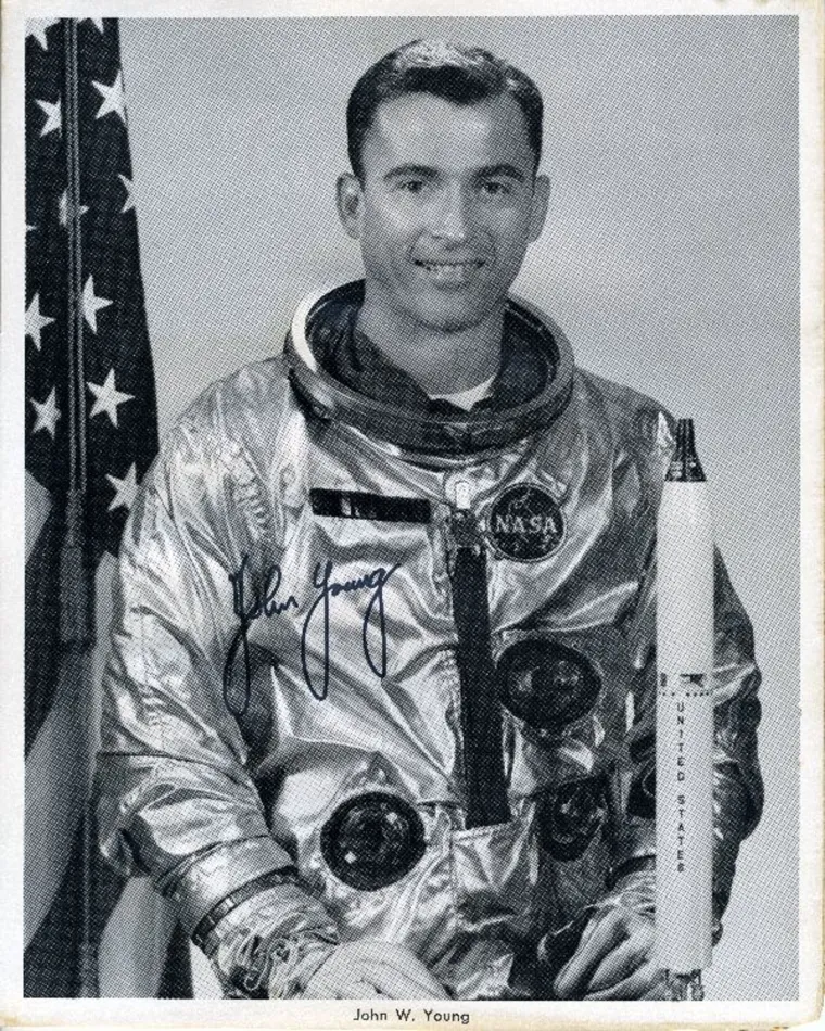 Nakon paljenja OMS motora za deorbitaciju, Columbia je započela vatreni povratak kroz atmosferu. Sustav toplinske za&scaron;tite, sastavljen od tisuća keramičkih pločica, izdržao je temperature veće od 1370 &deg;C, &scaron;titeći aluminijsku strukturu letjelice. Nakon &scaron;to je brzina pala ispod brzine zvuka, Young je preuzeo ručne kontrole i sigurno spustio Columbiju na pistu zračne baze Edwards u Kaliforniji, zavr&scaron;iv&scaron;i povijesnu misiju.