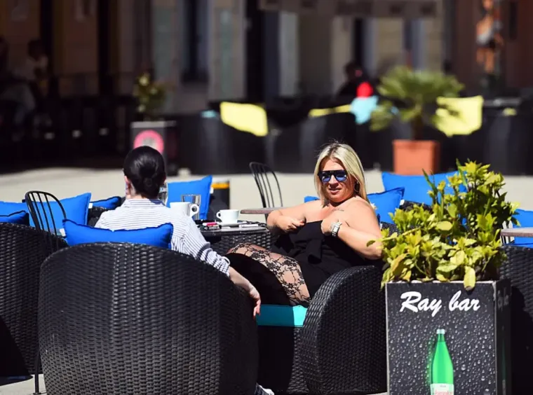 Sakrila se iza naočala, a noge istaknula: Plavu&scaron;a pokorila &scaron;picu