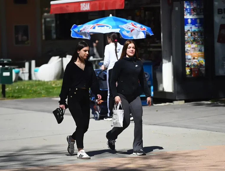 Sakrila se iza naočala, a noge istaknula: Plavu&scaron;a pokorila &scaron;picu
