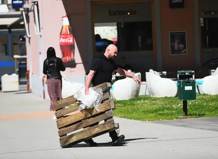 Sakrila se iza naočala, a noge istaknula: Plavu&scaron;a pokorila &scaron;picu