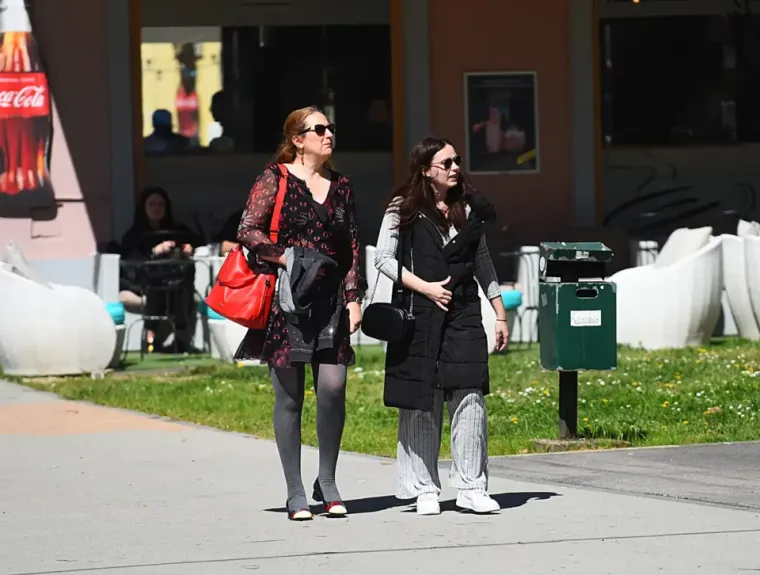 Sakrila se iza naočala, a noge istaknula: Plavu&scaron;a pokorila &scaron;picu