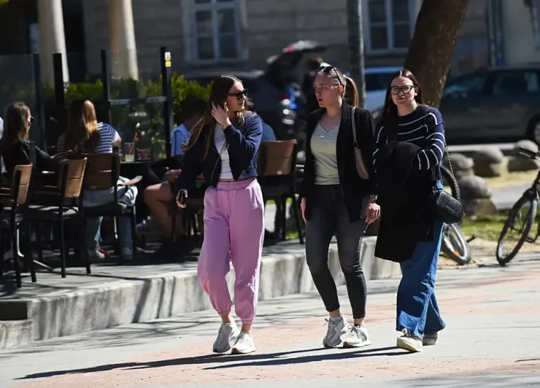 Sakrila se iza naočala, a noge istaknula: Plavu&scaron;a pokorila &scaron;picu