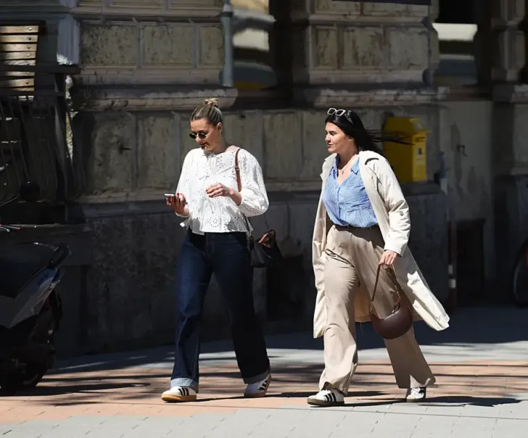 Sakrila se iza naočala, a noge istaknula: Plavu&scaron;a pokorila &scaron;picu