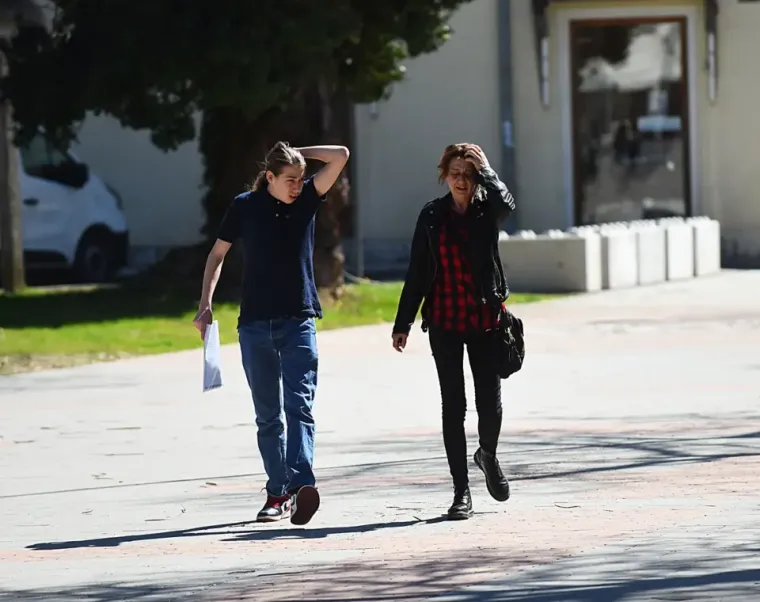 Sakrila se iza naočala, a noge istaknula: Plavu&scaron;a pokorila &scaron;picu