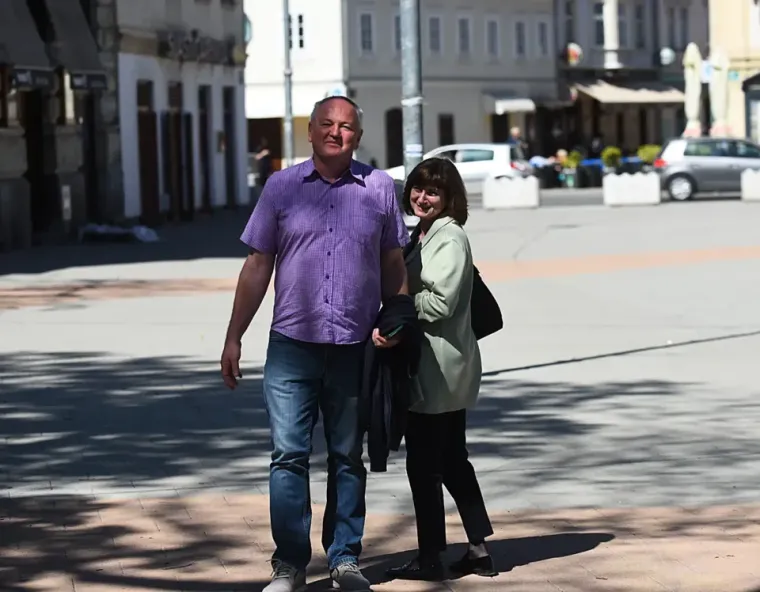 Sakrila se iza naočala, a noge istaknula: Plavu&scaron;a pokorila &scaron;picu