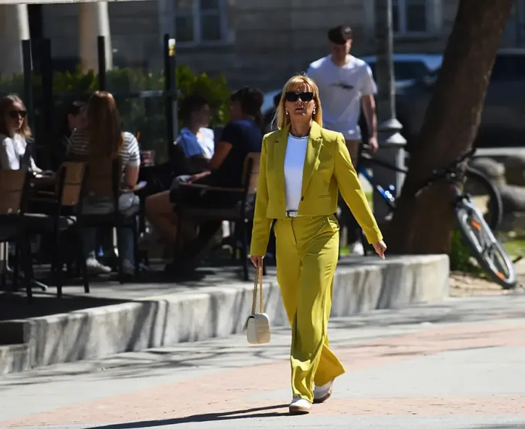 Sakrila se iza naočala, a noge istaknula: Plavu&scaron;a pokorila &scaron;picu