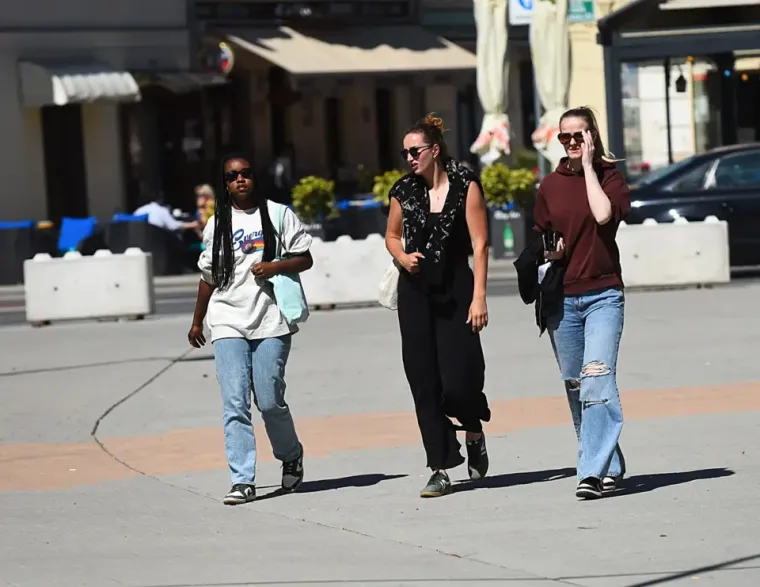 Sakrila se iza naočala, a noge istaknula: Plavu&scaron;a pokorila &scaron;picu