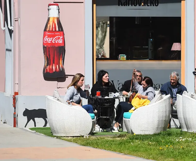 Sakrila se iza naočala, a noge istaknula: Plavu&scaron;a pokorila &scaron;picu