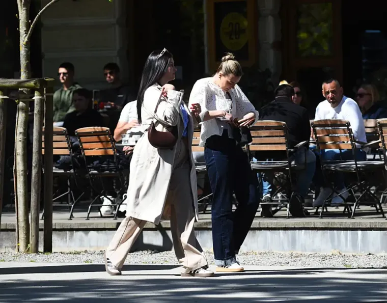 Sakrila se iza naočala, a noge istaknula: Plavu&scaron;a pokorila &scaron;picu