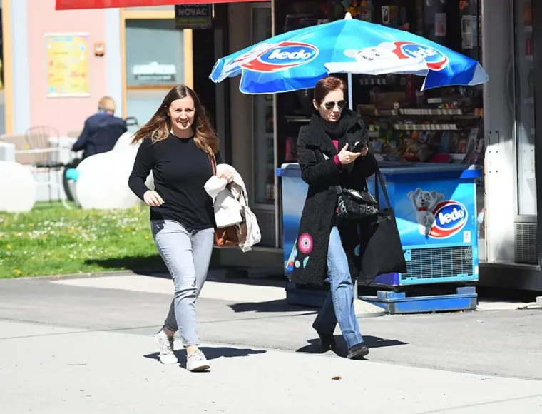 Sakrila se iza naočala, a noge istaknula: Plavu&scaron;a pokorila &scaron;picu