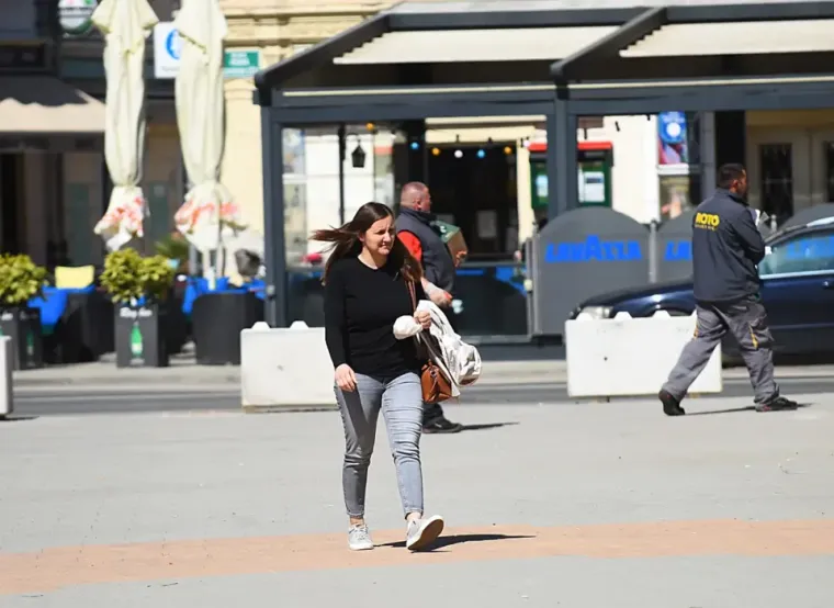 Sakrila se iza naočala, a noge istaknula: Plavu&scaron;a pokorila &scaron;picu