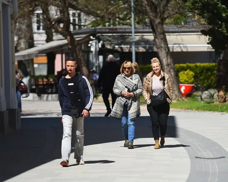 Sakrila se iza naočala, a noge istaknula: Plavu&scaron;a pokorila &scaron;picu