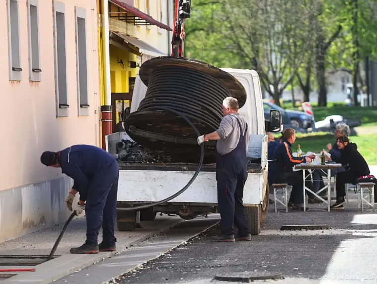Sakrila se iza naočala, a noge istaknula: Plavu&scaron;a pokorila &scaron;picu