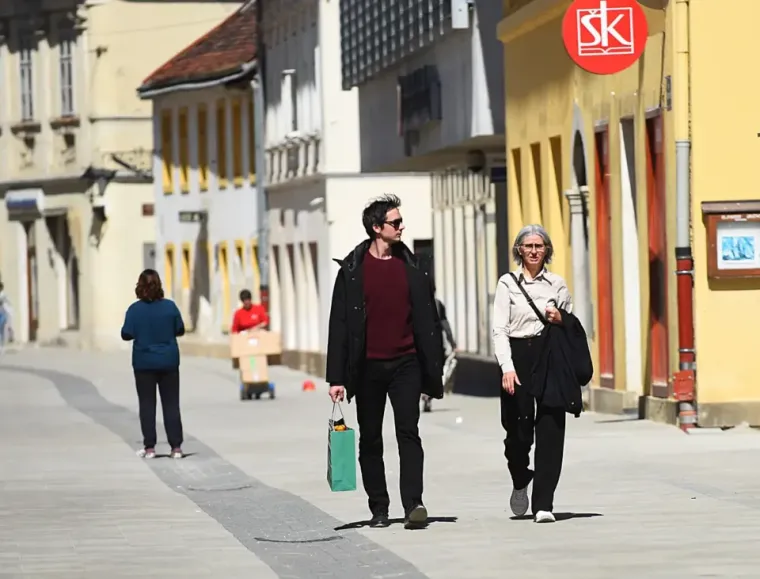 Sakrila se iza naočala, a noge istaknula: Plavu&scaron;a pokorila &scaron;picu