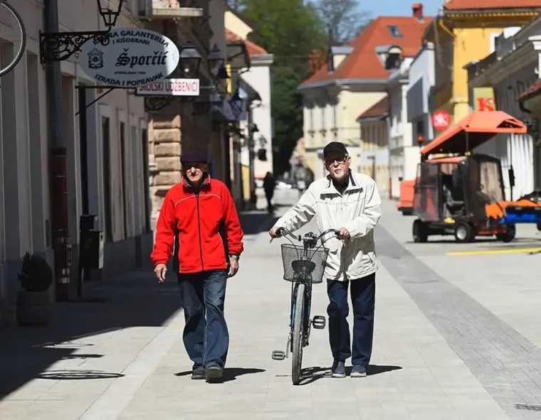 Sakrila se iza naočala, a noge istaknula: Plavu&scaron;a pokorila &scaron;picu