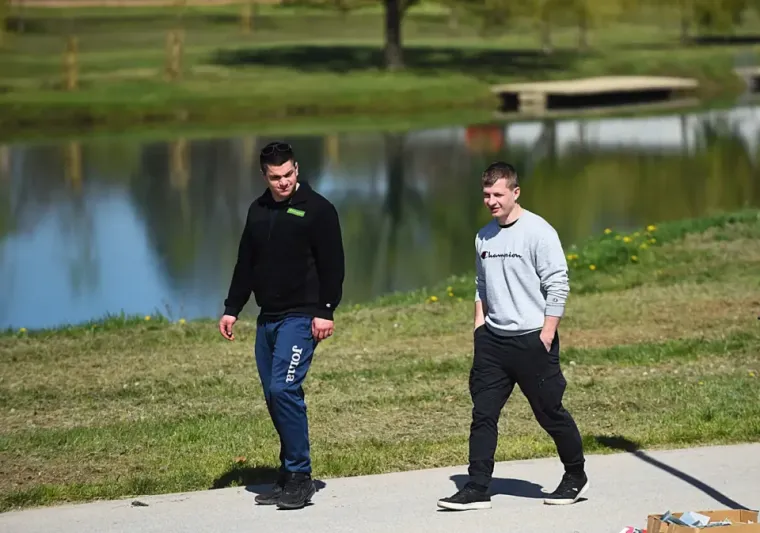 Sakrila se iza naočala, a noge istaknula: Plavu&scaron;a pokorila &scaron;picu