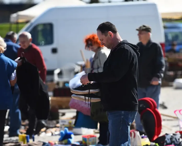 Sakrila se iza naočala, a noge istaknula: Plavu&scaron;a pokorila &scaron;picu