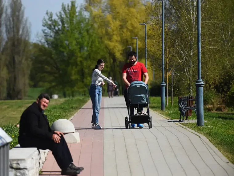 Sakrila se iza naočala, a noge istaknula: Plavu&scaron;a pokorila &scaron;picu