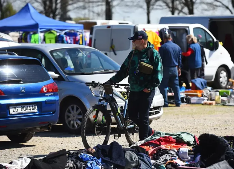 Sakrila se iza naočala, a noge istaknula: Plavu&scaron;a pokorila &scaron;picu