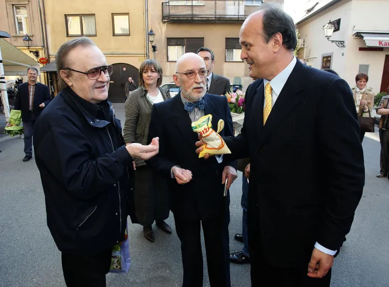 Među uzvanicima bio je Arsen Dedić, dok je poznati redatelj Jakov Sedlar bio Božidarev kum. Od njegove rodbine prisustvovao je samo bratić Davor iz Delnica. 