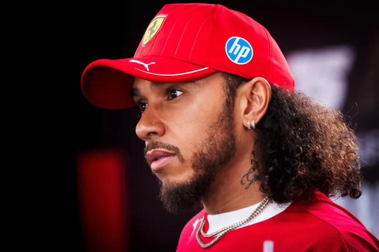Zbog toga trenutačno zauzima osmo mjesto u ukupnom poretku, što je daleko od ambicija koje je imao pri prelasku iz Mercedesa u Ferrari. 