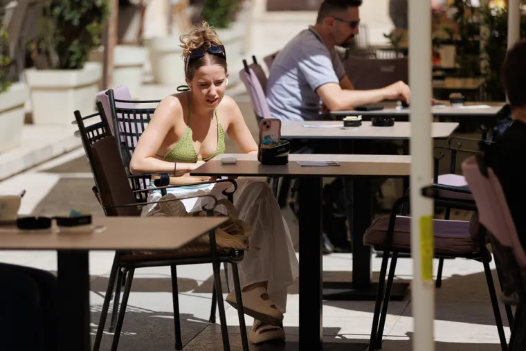 Zar nije malo prerano? Dama u centru Zadra se skinula u kupaći kostim: Svi je gledali u čudu, ali ona ne mari