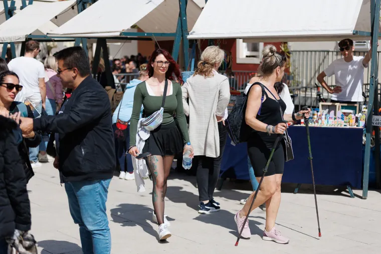 Zar nije malo prerano? Dama u centru Zadra se skinula u kupaći kostim: Svi je gledali u čudu, ali ona ne mari