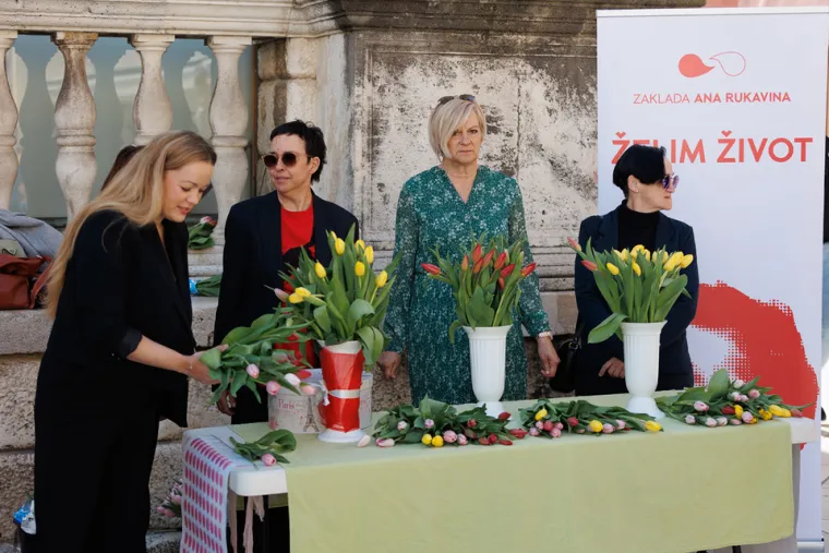 Zar nije malo prerano? Dama u centru Zadra se skinula u kupaći kostim: Svi je gledali u čudu, ali ona ne mari