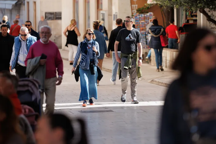 Zar nije malo prerano? Dama u centru Zadra se skinula u kupaći kostim: Svi je gledali u čudu, ali ona ne mari