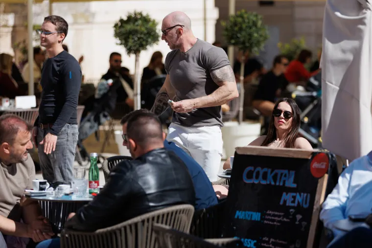 Zar nije malo prerano? Dama u centru Zadra se skinula u kupaći kostim: Svi je gledali u čudu, ali ona ne mari