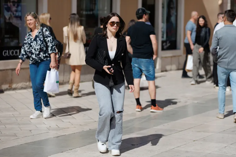 Zar nije malo prerano? Dama u centru Zadra se skinula u kupaći kostim: Svi je gledali u čudu, ali ona ne mari