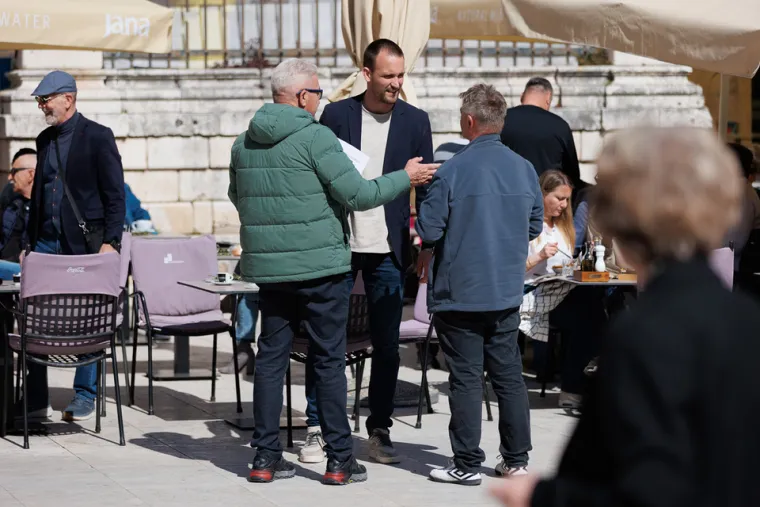 Zar nije malo prerano? Dama u centru Zadra se skinula u kupaći kostim: Svi je gledali u čudu, ali ona ne mari
