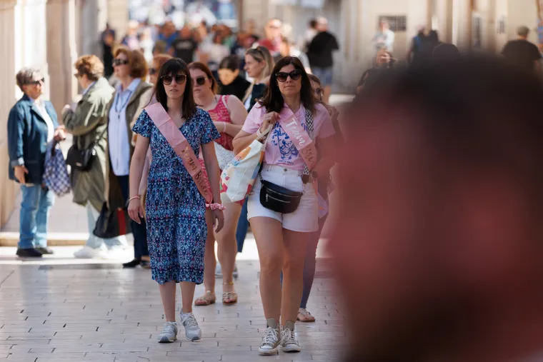 Zar nije malo prerano? Dama u centru Zadra se skinula u kupaći kostim: Svi je gledali u čudu, ali ona ne mari